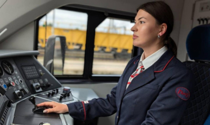 Единственная женщина-машинист в Новосибирской области вышла на первый рейс