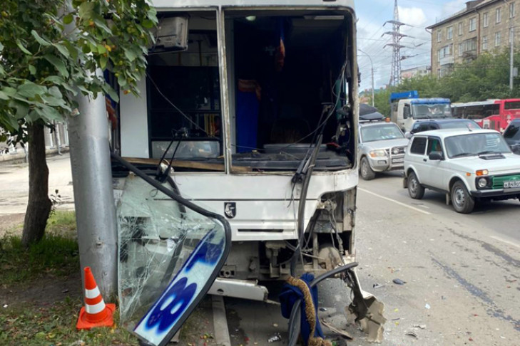 Четыре женщины получили травмы в автобусе на улице Трикотажная в Новосибирске