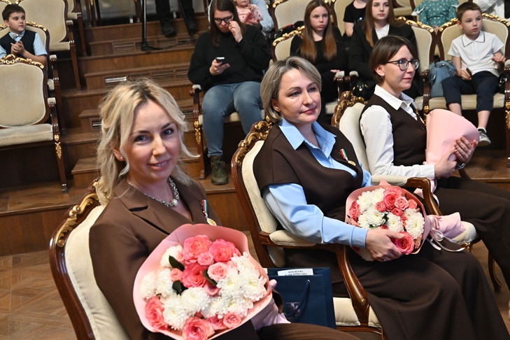 Знаки отличия «За материнскую доблесть» вручены пятнадцати многодетным матерям