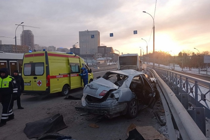 Водитель Toyota Camry влетел в автобус и погиб с пассажиром на площади инженера Будагова