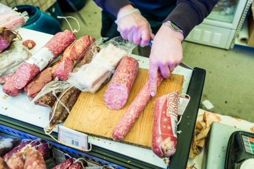 В Новосибирске Роспотребнадзор изъял из продажи 1,4 тонны опасного мяса