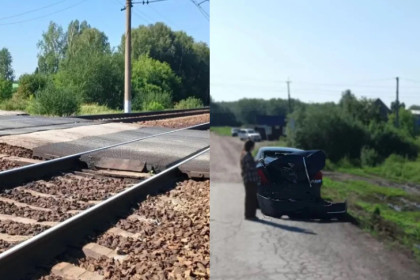 Под Новосибирском водитель авто выжил в столкновении с поездом