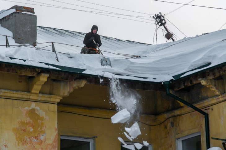 МЧС предупредило новосибирцев об опасных снежных глыбах
