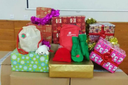 Шапки и рюкзаки с конфетами на Новый год подарят новосибирцы детям Беловодска