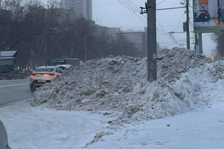 СКР инициировал проверку появления сугробов на дорогах Новосибирска