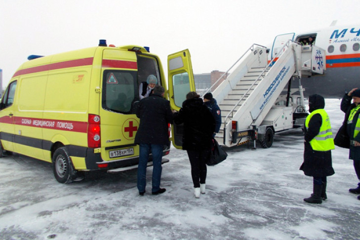 Самолет МЧС с больным младенцем на борту вылетел из Новосибирска 