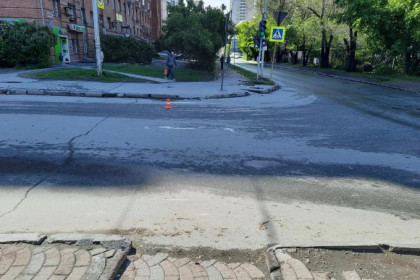 Неизвестный водитель сбил ребенка на светофоре в центре Новосибирска и скрылся