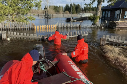 Людей спасают на лодках: режим ЧС ввели в Колыванском районе
