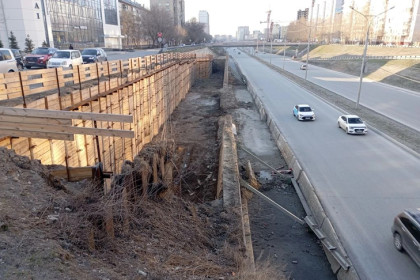 В Новосибирске подпорную стенку на Ипподромской восстановят до конца года