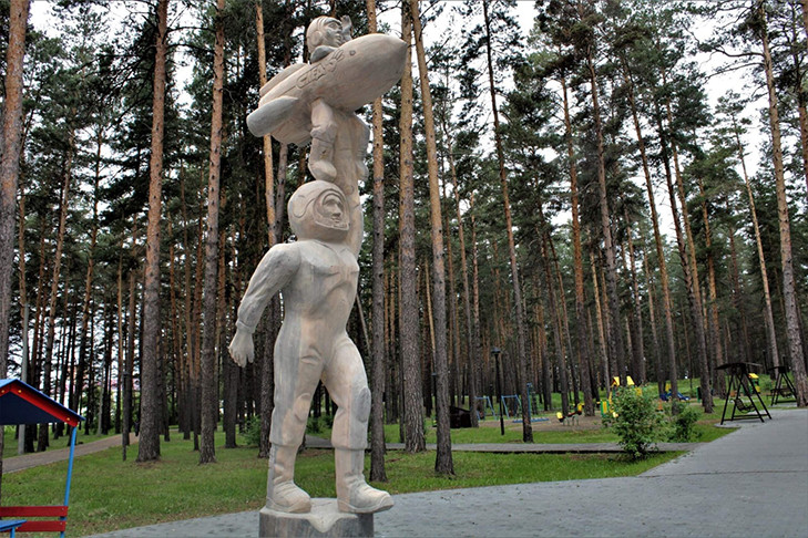 Деревянный космонавт с ребенком появились в парке под Новосибирском