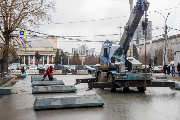 Бетонными блоками перекрыли улицу Ленина в Новосибирске