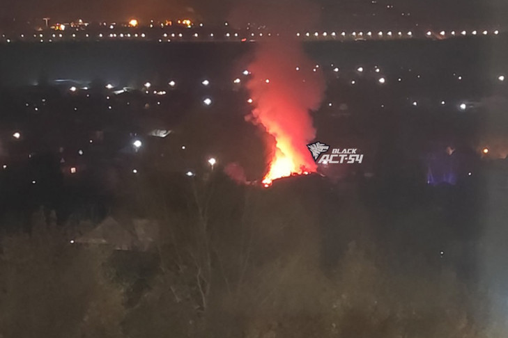 Два дома сгорели на улице Тульской в Новосибирске