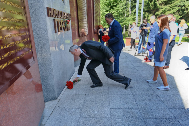 Губернатор в День России возложил цветы к памятнику Героям и полным кавалерам ордена Славы
