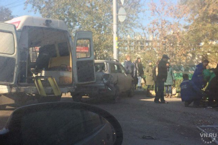 Двух пешеходов сбила иномарка в Новосибирске