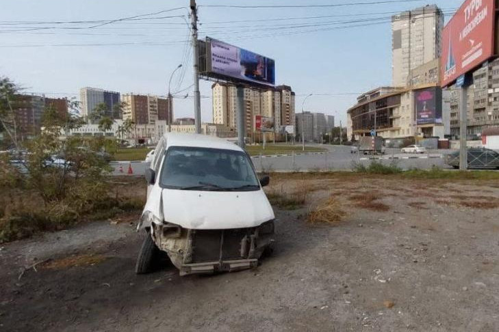 Водитель Тойоты врезался в забор и сбил двух девочек в Новосибирске