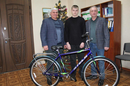 Андрей Травников исполнил новогоднее желание школьника из ЛНР