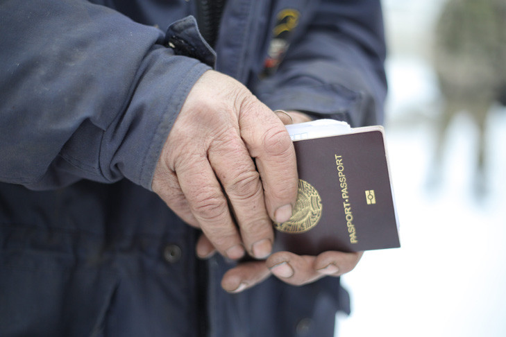 Фальшивые документы мигрантов в Новосибирске заинтересовали главу СКР