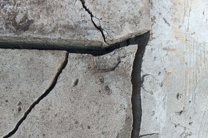 Новосибирцев эвакуировали из-за трещины в фундаменте дома