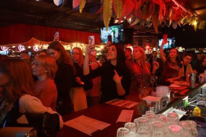 Прикольные тосты и поздравления на корпоратив к 8 Марта 2026: смешные и незабываемые