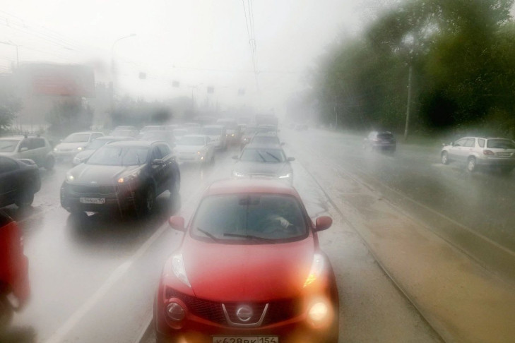 Дожди и дороги – в мэрии назвали главные причины пробок в Новосибирске