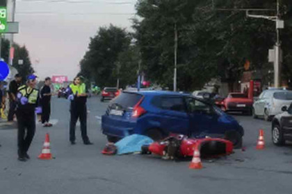 Водитель красного мотоцикла Honda погиб в ДТП на улице Титова в Новосибирске