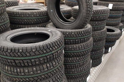 Партию шин изъяли у контрабандистов в Новосибирске и отправили на СВО