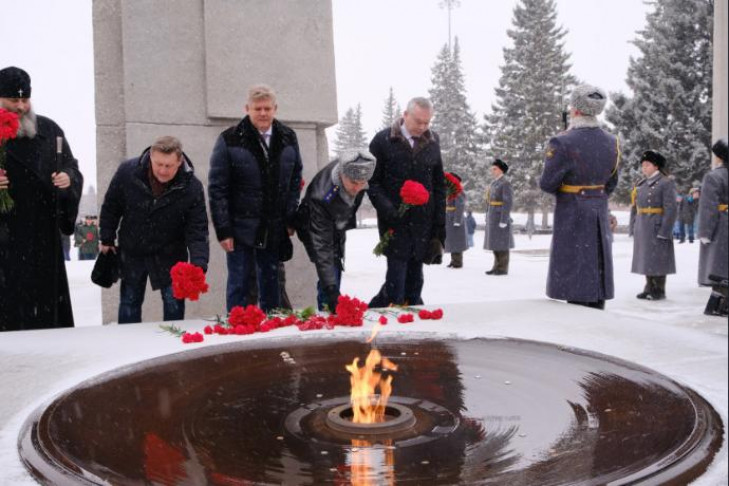 Губернатор Андрей Травников возложил цветы на Монументе Славы в День защитника Отечества