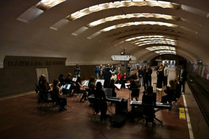 Оперу «Ожидание» исполнили на станции метро «Площадь Ленина» в Новосибирске