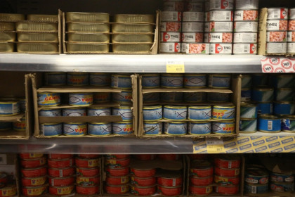 Директор фабрики получил срок за подделку рыбных консервов под Новосибирском