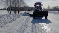 В Новосибирской области усилили уборку дорог из-за снегопадов