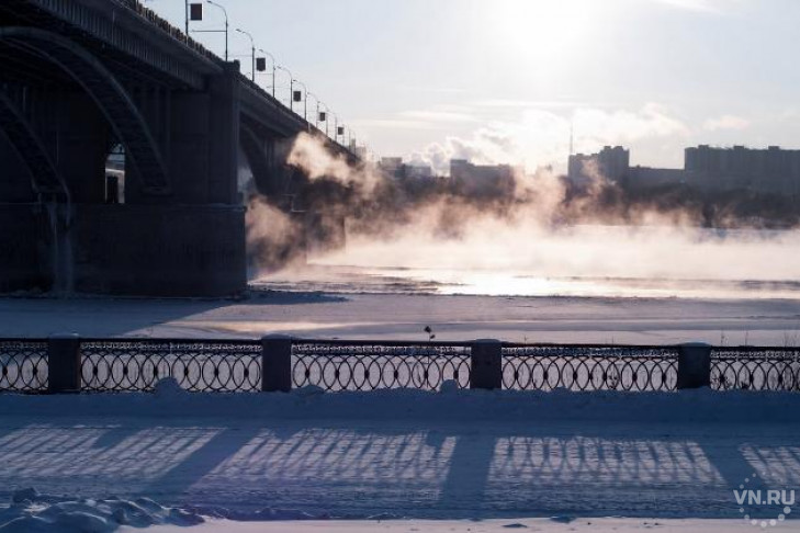 Забытая женская сумочка на мосту напугала водителей