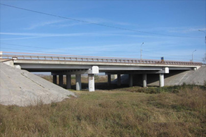 На мосту по дороге в Толмачево ограничили скорость движения в целях безопасности