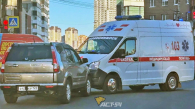 Скорая помощь столкнулась с кроссовером в центре Новосибирска