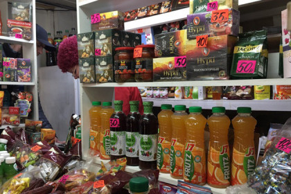В очередях за просроченными продуктами стоят новосибирцы на рынке