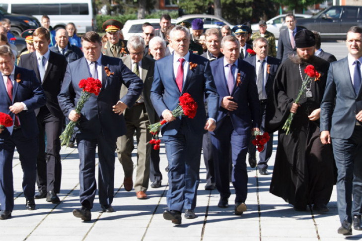 Андрей Травников возложил цветы к Вечному огню в честь 75-летия победы в Курской битве