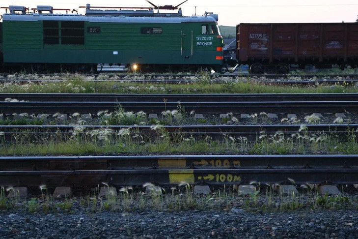 В Новосибирске маневровый тепловоз сошёл с рельсов