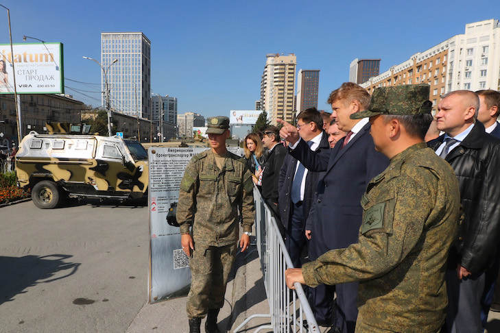 Анатолий Серышев посетил выставку трофейной техники НАТО в Новосибирске