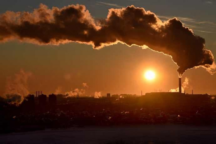 Когда в Новосибирске станет легче дышать: город накрыл смог и неприятный запах