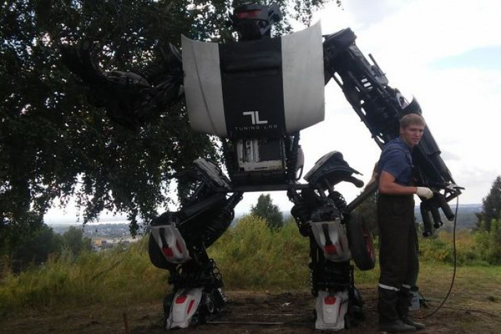 3-метровый робот из запчастей появился возле планетария