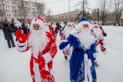Поезд с Дедами Морозами проводят новосибирцы вечером 25 декабря