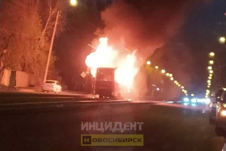 Трамвай №14 загорелся вместе с пассажирами на ходу в Новосибирске