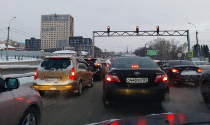 Заторы 7 баллов: пробки сковали Новосибирск из-за снега