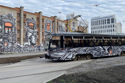 Трамвай №13 раскрасил уличный художник Wince в Новосибирске