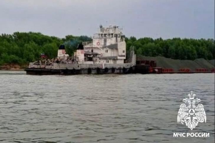 Пенсионеры чудом спаслись на Оби после столкновения с баржей