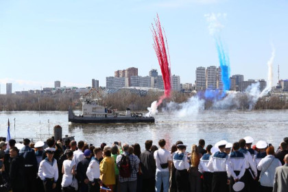 В Новосибирске открыли речной сезон парадом судов с цветным дымом