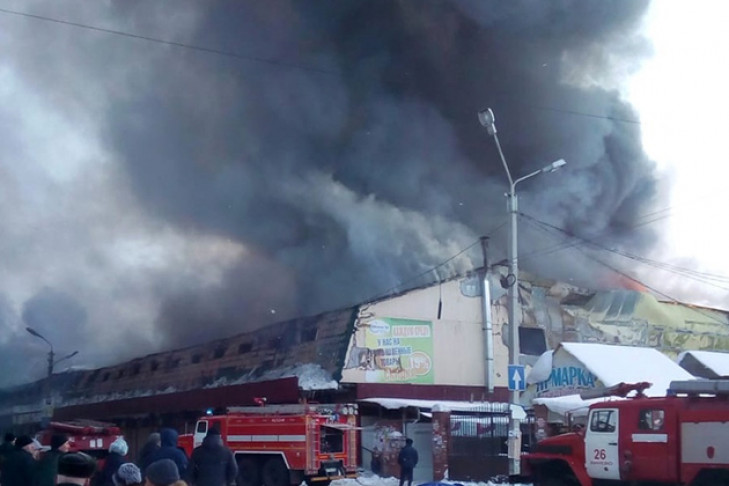 Пожар охватил Центральный рынок в Искитиме: 30 человек эвакуировано