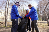 «Единая Россия» в Новосибирской области организовала субботник на Монументе Славы