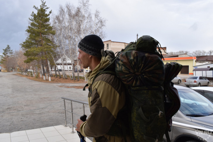«Меня называют тунеядцем»: чудак с рюкзаком приближается к Новосибирску