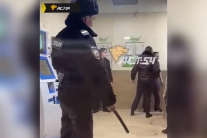 Трое суток ареста дали новосибирцу за драку с полицейскими в магазине «Ярче»