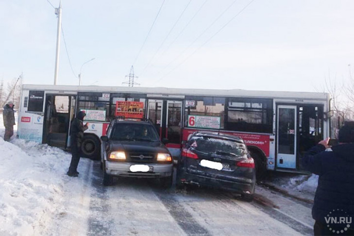 Вставший поперек автобус полностью перекрыл проспект Дзержинского